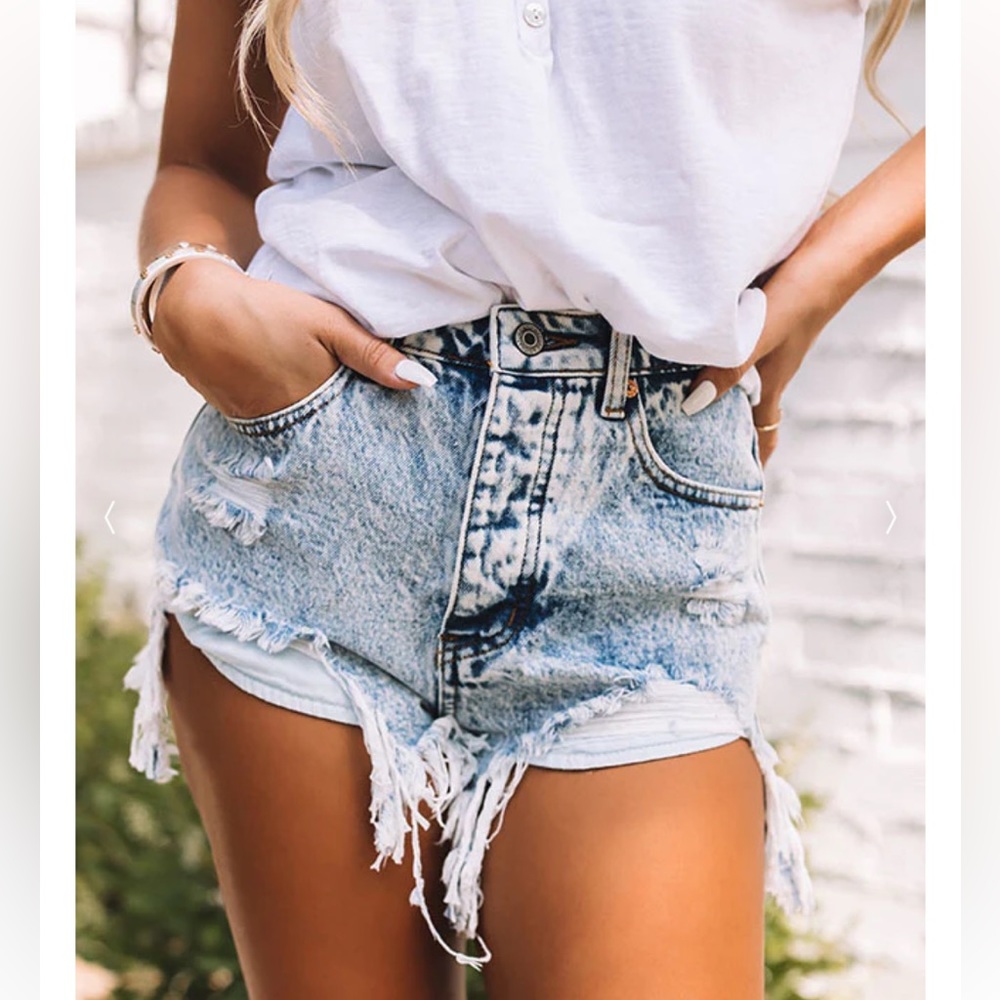 High Waist Destroyed Shorts in Light Wash. 💜